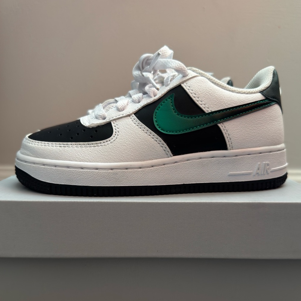 Kids
Nike Air Force 1 LV8 2 GS 'White Black Malachite' 2023